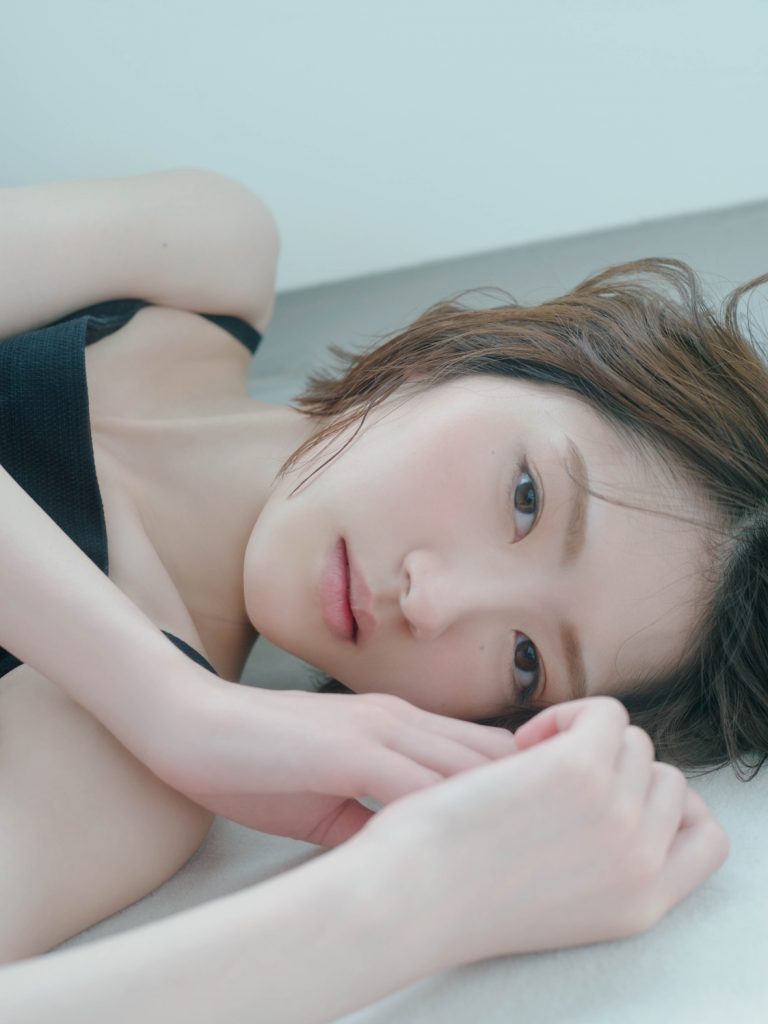 写真集を発売する元乃木坂46の若月佑美