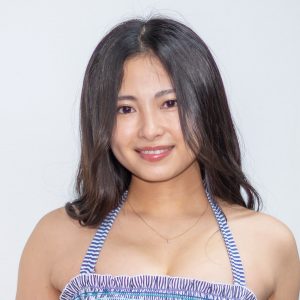 グラドル佐藤望美「夏らしくしてみました」カラフルラインのビキニで登場