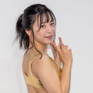 グラドル松田つかさ、“金ピカ”ビキニで美ボディーアピール