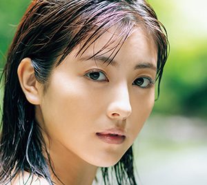 浜辺美波、初の水着カットも！二十歳の記念に写真集発売決定