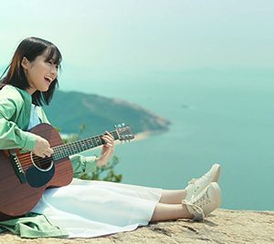 乃木坂46掛橋沙耶香、地元岡山の絶景スポットで弾き語り