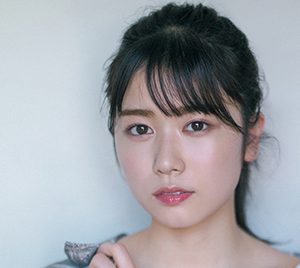 日向坂46丹生明里、“にぶちゃん”スマイルを封印！しっとりモードなグラビア披露