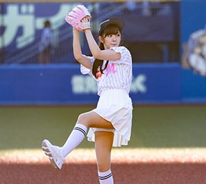 鈴木愛理、ノーバンならず…3年連続3回目「千葉ロッテ」始球式に登場