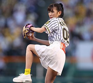 ももクロ高城れに、甲子園で始球式に挑戦「ライブより緊張しました」