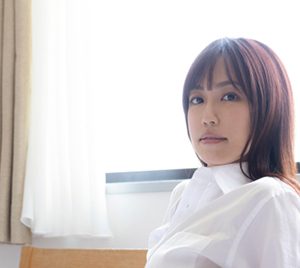 グラドル霧島聖子「生地がよりテカテカ」クールな美ボディーをアピール