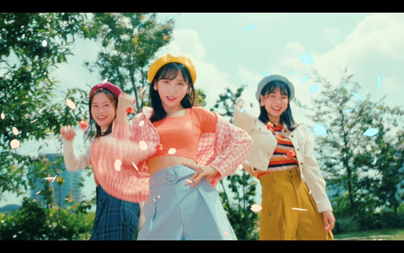 AKB48が出演する「ニューバランス 327」WEB-CM