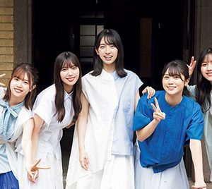 日向坂46、二期生メンバーが大はしゃぎ…走って転んで大笑い