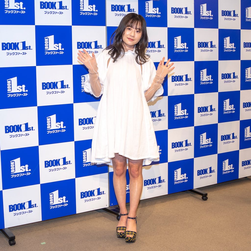 伊藤萌々香写真集「であい。」(ワニブックス)取材会より