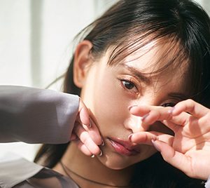 永尾まりや、透け感あるレースドッキングニットで大人の色香を演出