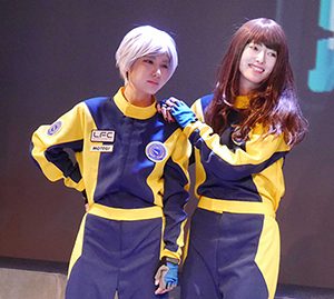 日下部美愛、長身映える制服姿を披露！元レースクイーンでカーレーサーを目指す役を熱演