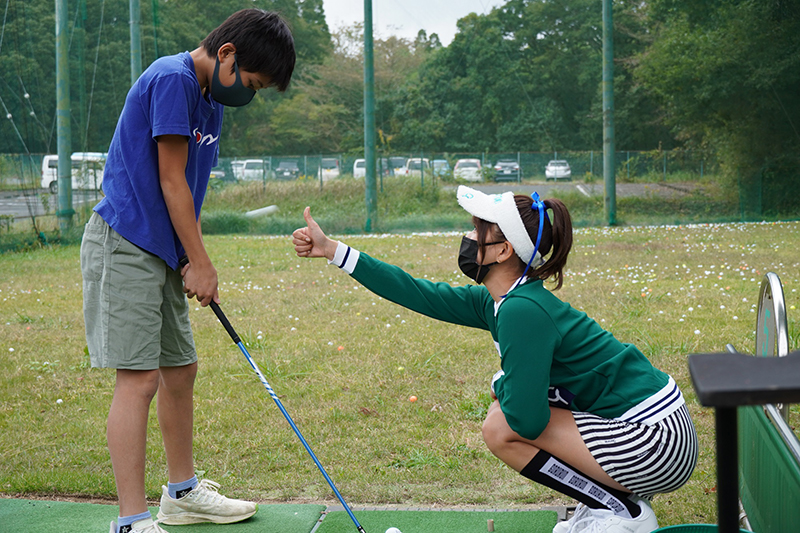 任命式当日には子どもたちにゴルフの指導も