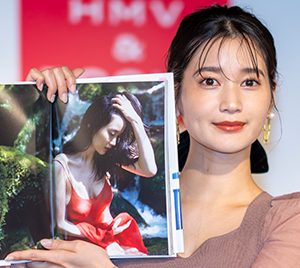 出口亜梨沙、3年ぶり2冊目の写真集発売！大胆な表紙カットは「すごく開放的に撮れた」