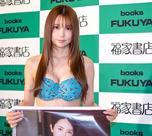 仲村美海、大好きなブルーのビキニで美ボディー披露