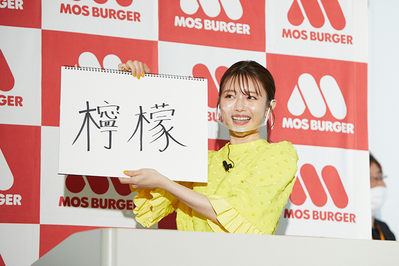 「モスバーガー」新商品発表会・試食会に登壇した市川美織