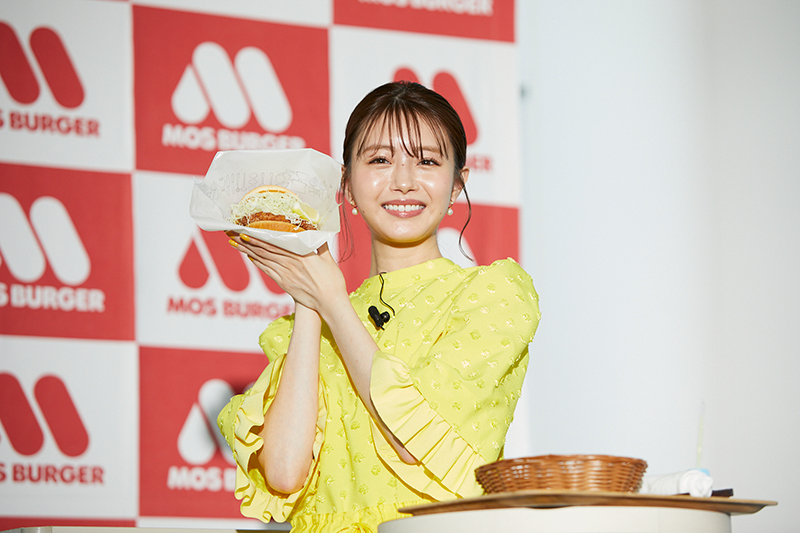 「モスバーガー」新商品発表会・試食会に登壇した市川美織