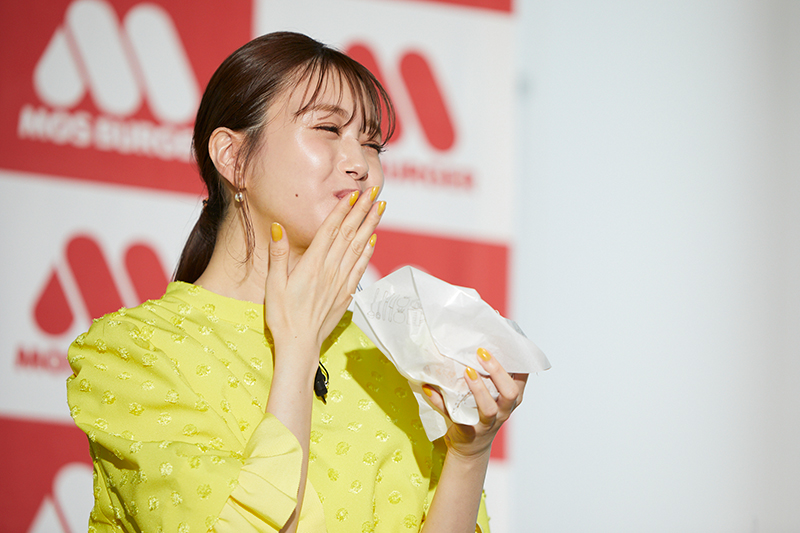 「モスバーガー」新商品発表会・試食会に登壇した市川美織