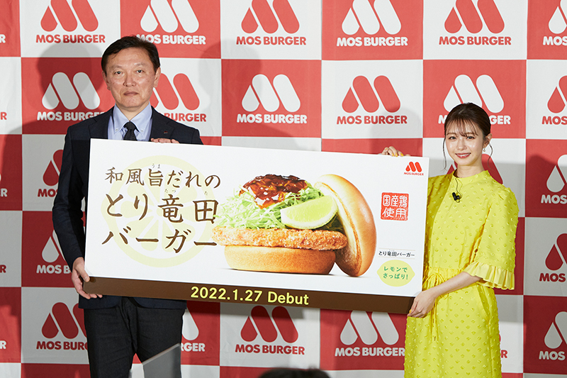 「モスバーガー」新商品発表会・試食会に登壇した市川美織