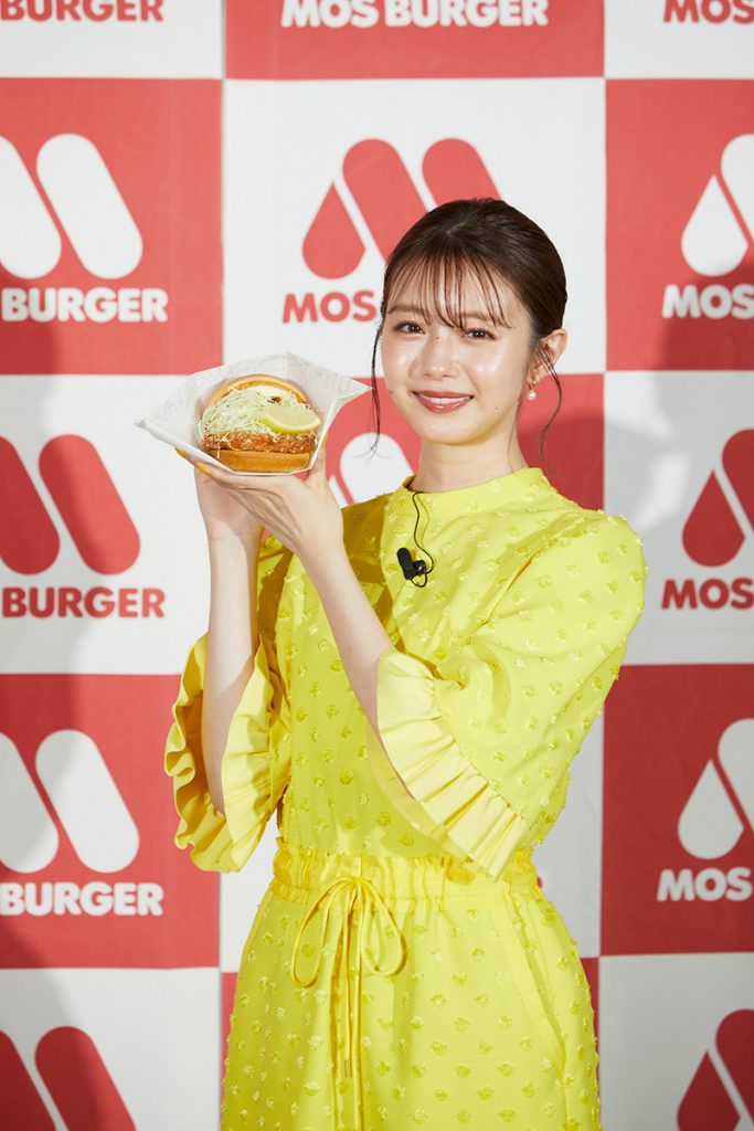 「モスバーガー」新商品発表会・試食会に登壇した市川美織