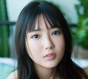 沢口愛華が誌面ジャックする「STRiKE!」より店舗限定特典ブロマイド公開