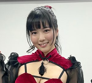 グラビアアイドル東雲うみ、チケット“即完”のイベントにセクシーチャイナドレスで登壇