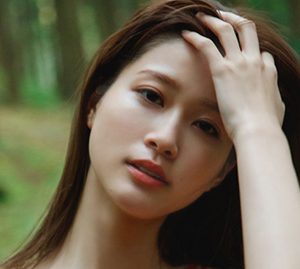 “めるる”生見愛瑠、1st写真集より新カット解禁…森の中では「普段とは違う大人な私」SHOTも