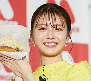 市川美織、2022年“初レモン仕事”にレモン色のワンピースで登壇