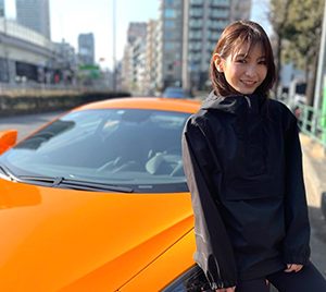 CanCam専属モデルほのか、高級車マクラーレンで街中ドライブ