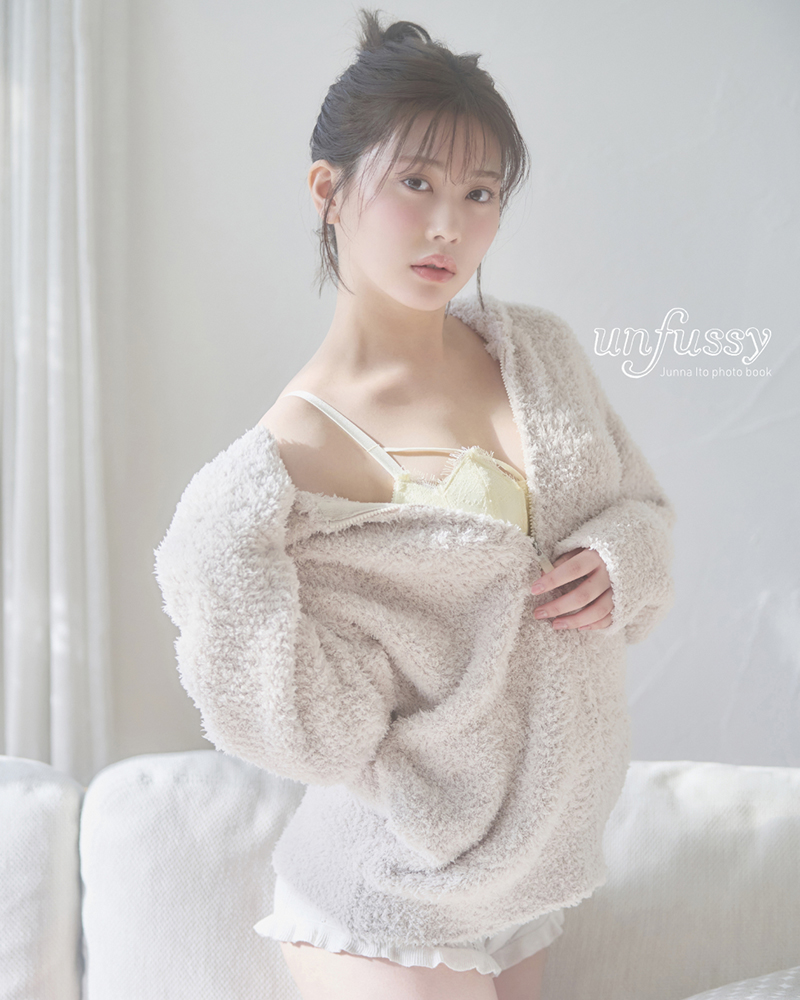 「伊藤純奈 1st 写真集 unfussy」より