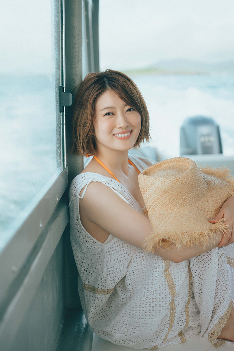 乃木坂46・樋口日奈1st写真集よりボートで久米島の絶景ポイントへ向かう