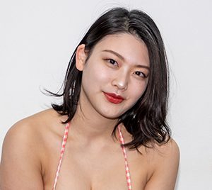 新人グラビアアイドル風吹ケイ、驚きの腹筋を披露「水泳のおかげかな」