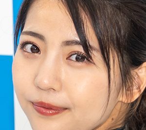 レースクイーン佐々木萌香、春っぽさ全開のふんわりショートヘア公開