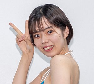 ショートカットが似合うグラビアアイドル涼本りな、卒業以来2年ぶりの制服に大喜び