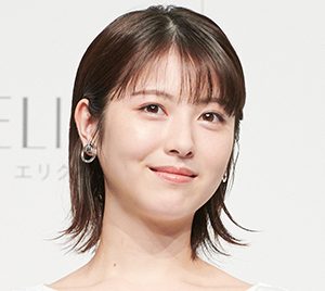 浜辺美波、透明感あふれる純白ワンピース姿で登壇！自身のスキンケア体験を明かす