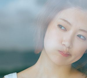 乃木坂46樋口日奈、窓ガラス越しの美バストにくぎ付け…1st写真集「恋人のように」より新カット解禁