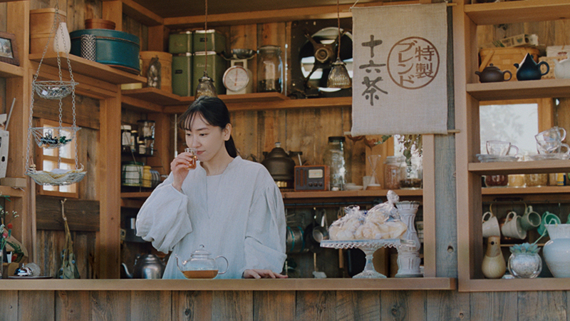 「アサヒ 十六茶」TVCMに出演する新垣結衣