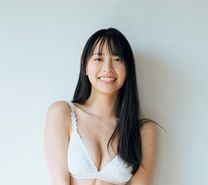 「衛星とカラテア」大槻りこ、スラり美脚を披露