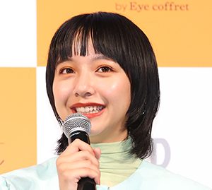 山之内すず、パステルカラーのキュートな装いで登壇