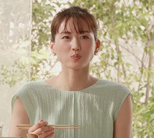 綾瀬はるか、ミントグリーンのトップスにお団子ヘアで登場！おいしそうに頬張る姿に注目