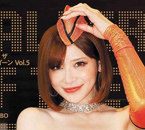 手島優、スタイリッシュなコスプレでスラリ美脚を披露