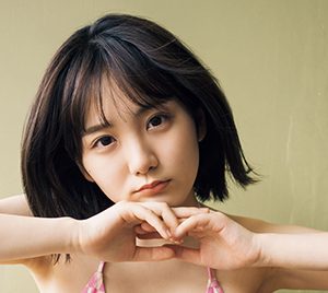 AKB48田口愛佳、ピンクのチェック柄ビキニ姿を披露