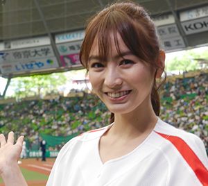 ほのか、初の始球式でへそチラショット！美脚あらわなショーパン姿で美しい投球フォームを披露