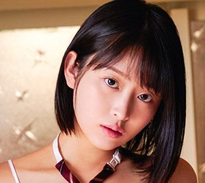 グラビアアイドル美月絢音、“実質”手ブラショット披露