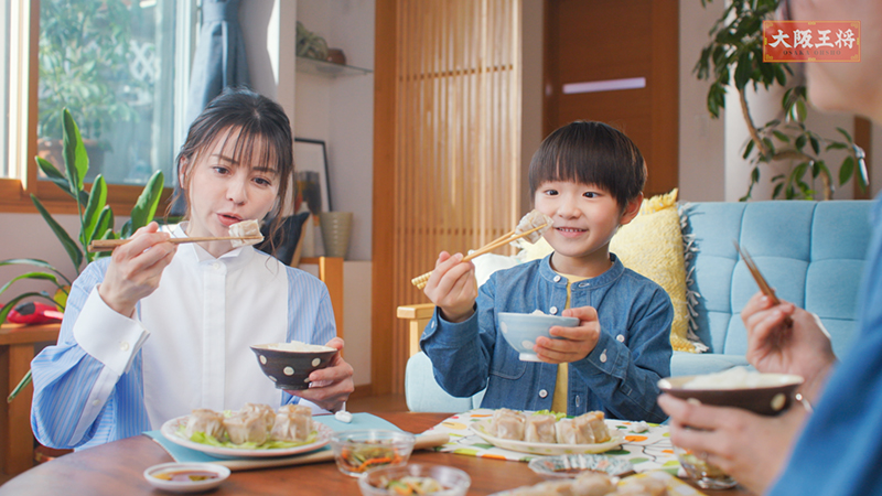 「大阪王将」冷凍食品のCMに出演する香里奈