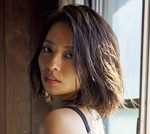 水崎綾女、10年ぶり写真集重版記念！未公開カット公開