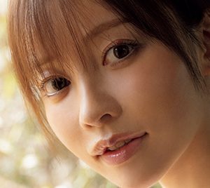 “日本一変態水着が似合うFカップお嬢さま”春名美波、温泉街での撮り下ろしグラビア