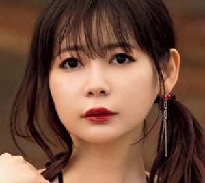 中川翔子、表紙＆巻頭グラビアに登場！大人の雰囲気あふれる黒色ランジェリー姿披露