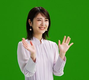 浜辺美波が小さな妖精として登場する新CM完成！自分が小さくなれたら「ワンちゃんの背中に乗ってみる」