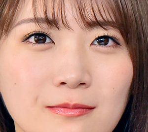 乃木坂46秋元真夏、キャプテン就任3周年を“独特な3ポーズ”で報告「これからもまだまだ頑張りますっ！」