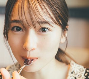 櫻坂46守屋麗奈がジーッと見つめるデート風ショット解禁