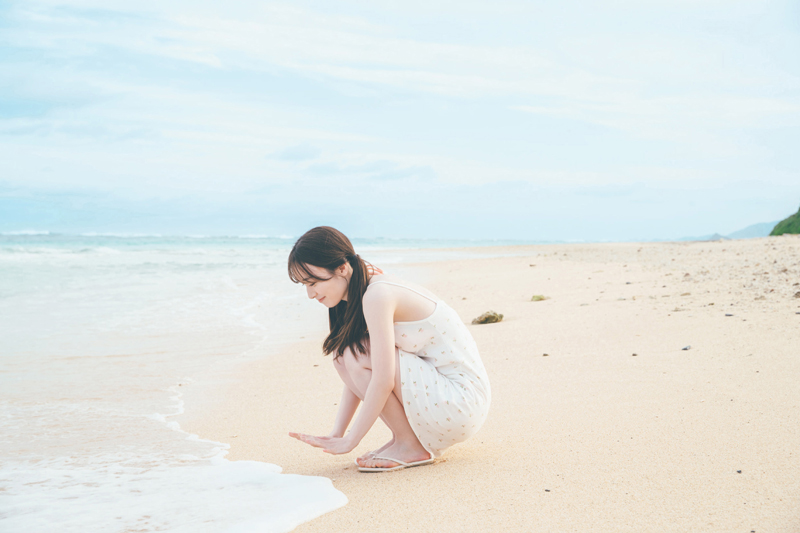 櫻坂46守屋麗奈1st写真集「笑顔のグー、チョキ、パー」(竹書房)よりTSUTAYA限定版裏表紙